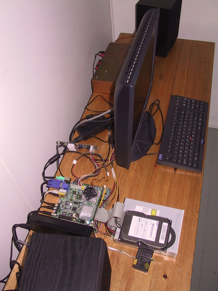 Hoo feat. Icy Dock, Viewsonic VG910b, IBM Space Saver, Gainhog, JPW Mini Monitors